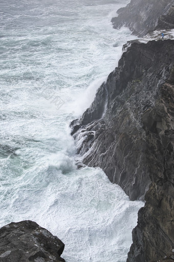 风景优美的图像bosdalafossur瀑布和高波对悬崖的岛变幻莫测的法罗岛屿在哪里的湖sorvagsvatn搜索水湖瀑布成北大西洋海洋光荣的风景的法罗语明信片主题