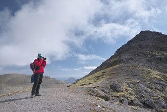 水平风景图像法罗语景观与高山和美丽的云<strong>背景</strong>和无法辨认的年轻的女人徒步旅行者拍摄前景光荣的风景的法罗语明信片主题