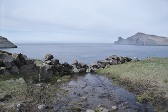 水平<strong>风景</strong>图像法罗语景观与小<strong>河</strong>运行的海洋和的北大西洋海洋的背景光荣的<strong>风景</strong>的法罗语明信片主题