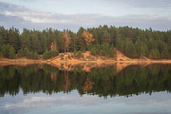 视图的松柏科的<strong>森林</strong>秋天<strong>怪物</strong>日光卡尔尼蓝色的山自然公园在杜布卡尔尼储层与的美丽的反射的水