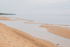 桑迪海滩波罗的海海多云的和平静春天早....