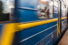 基辅地下大都会火车运动模糊移动与乘客
