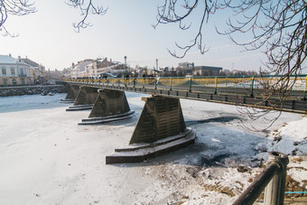 乌日哥罗德行人桥的中心城市与冰和雪