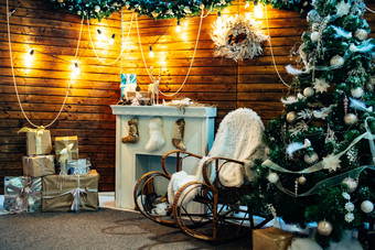 浪漫的经典圣诞节室内与温暖的光木元素和礼物