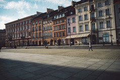 老古老的波兰的体系结构色彩斑斓的房子部分中心的华沙城堡与红色的砖