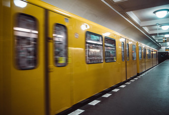 黄色的模糊地铁火车柏林公共地铁运输地下站室内