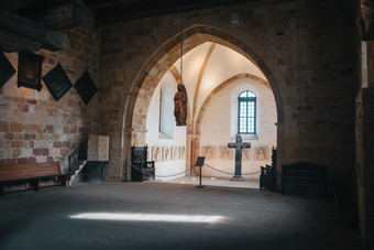 天主教教堂室内与中世纪的墙和拱设计建设神圣的交叉和哥特体系结构