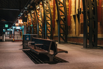 阿姆斯特丹火车站室内与温暖的光