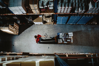 强大的工人大仓库很多盒子黑暗室内和前空中视图