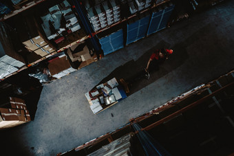 强大的工人大仓库很多盒子黑暗室内和前空中视图
