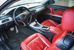 奢侈品车室内与红色的皮革座位和黑色的细节