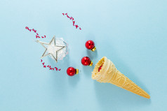 冰奶油锥和圣诞节装饰极简主义作文对角平布局