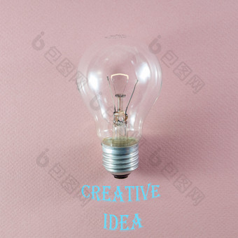 有创意的的想法和<strong>创新</strong>概念通过基斯灯泡粉红色的背景和有关文本现代<strong>字体</strong>。