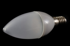 最新的现代领导光灯泡蜡烛形状黑色的背景展示现代生态能源储蓄技术