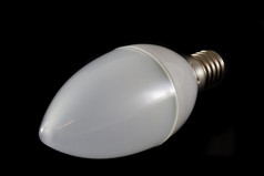 最新的现代领导光灯泡蜡烛形状黑色的背景展示现代生态能源储蓄技术