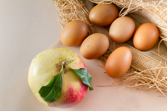 六个鸡蛋和一个枸杞棕色（的）麻布粗麻布和白色背景:传统的有机食物概念示范