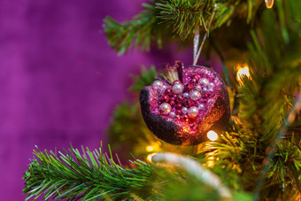特写镜头<strong>圣诞节</strong>树装饰<strong>紫色</strong>的主题与著名的<strong>紫色</strong>的石榴挂装饰视线