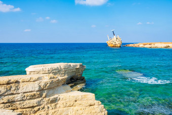 被遗弃的生锈的船沉船埃德罗3pegeia帕福斯塞浦路斯被困佩亚岩石kantarkastoi海洞穴珊瑚湾帕福斯站角附近的海岸