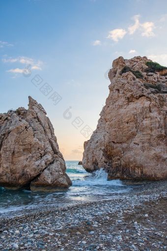 下午视图打破波的卵石海滩周围<strong>佩特拉</strong>touRomiou帕福斯塞浦路斯被认为是阿佛洛狄忒rsquo出生地希腊神话