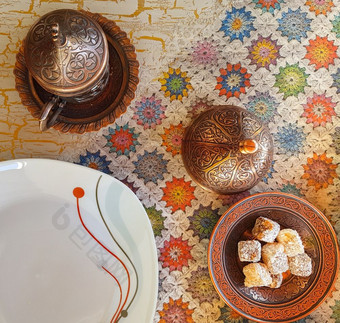 传统的土耳其咖啡和土耳其高兴的是传统的铜手工艺品和板前视图