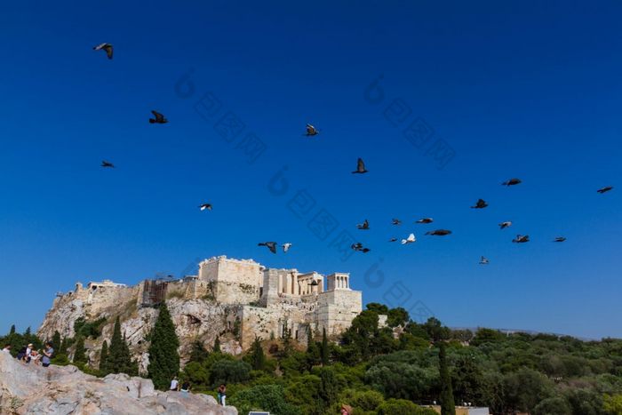雅典希腊6月风景优美的视图的岩石的卫城雅典希腊与飞行鸽子和盯着游客的前景