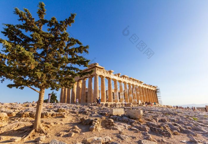 雅典希腊6月游客走周围和采取照片的帕特农神庙的卫城