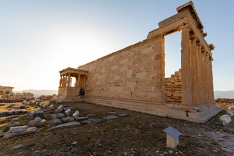 包含寺庙废墟的卫城雅典希腊6月下午,更紧密的视图