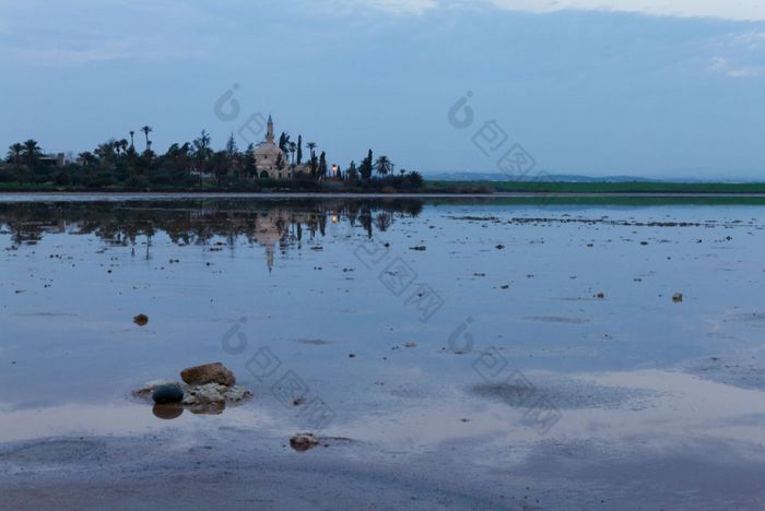 拉纳卡盐湖塞浦路斯黎明与还从抽吸球鞋的背景