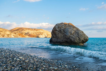 下午视图打破波的卵石海滩周围<strong>佩特拉</strong>touRomiou帕福斯塞浦路斯被认为是阿佛洛狄忒rsquo出生希腊神话