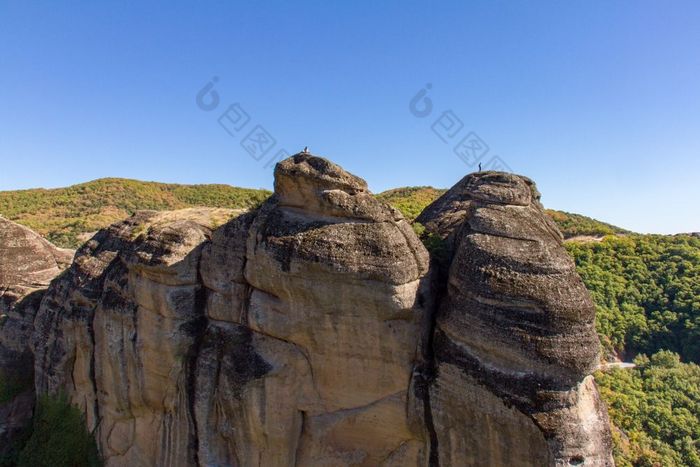 视图两个岩石和植被的迈泰奥拉岩石修道院复杂的希腊