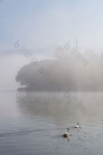 <strong>大气场景</strong>两个天鹅湖潘沃蒂斯有雾的早....约希腊与狮子帕夏清真寺的背景