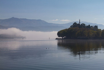 <strong>大气场景</strong>湖潘沃蒂斯有雾的早....约希腊与狮子帕夏清真寺的背景:更紧密的视图