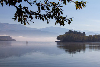 大气场景湖潘沃蒂斯有雾的早....约希腊与狮子帕夏清真寺的背景