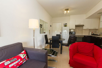 现代生活房间和厨房温格和红色的颜色包含沙发椅子表格和首页电器