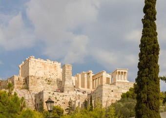 的卫城雅典希腊后面柏树树