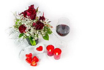 作文情人节一天玫瑰花束红色的酒和心形状的蜡烛白色背景:替代前视图与正确的Copyspace