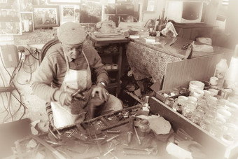 <strong>补鞋</strong>匠工作练习他的手艺与传统的工具老尼科西亚塞浦路斯健美的照片采取febuary