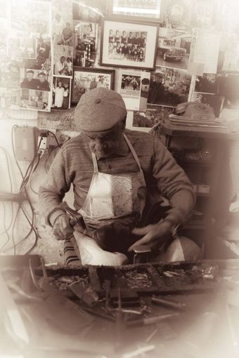<strong>补鞋</strong>匠工作练习他的手艺与传统的工具老尼科西亚塞浦路斯健美的照片采取febuary