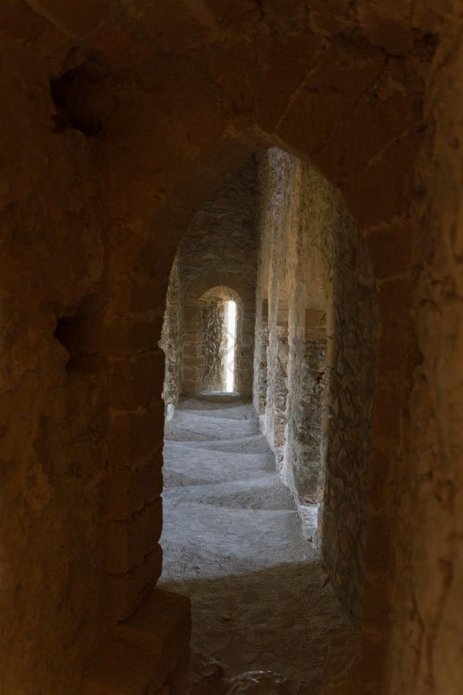 大气视图内部中世纪的城堡走廊与日光进入onedirection和横盘整理