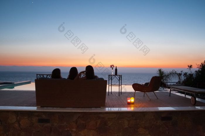 照片采取7月别墅的海边村pomos帕福斯区域塞浦路斯的游泳池和游泳池甲板俯瞰的海的太阳设置的遥远的地平线