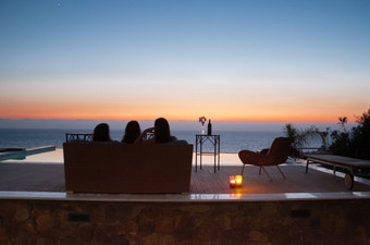 照片采取7月别墅的海边村pomos帕福斯区域塞浦路斯的游泳池和游泳池甲板俯瞰的海的太阳设置的遥远的地平线