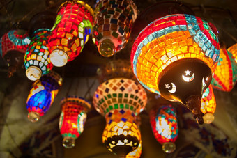 传统的染色玻璃东方灯罩的大集市伊斯坦布尔火鸡拍摄4月