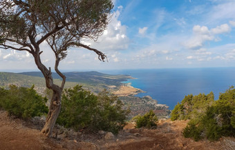 空中视图海湾和的蓝色的环礁湖与绿松石水的地中海海见过从阿佛洛狄忒徒步旅行小道阿卡玛斯半岛塞浦路斯