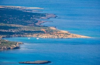 空中视图海湾和的蓝色的环礁湖与绿松石水的地中海海见过从阿佛洛狄忒徒步旅行小道阿卡玛斯半岛塞浦路斯