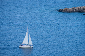空中视图航行船的地中海海见过从阿佛洛狄忒徒步旅行小道阿卡玛斯半岛塞浦路斯