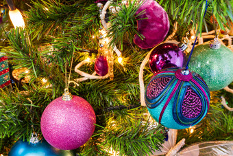 圣诞节树装饰紫色的和青色主题装饰球和蜡烛灯是视线