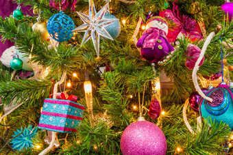 <strong>圣诞节</strong>树装饰<strong>紫色</strong>的主题明星礼物<strong>紫色</strong>的雪人装饰球和蜡烛灯是视线