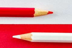 红色的和白色颜色铅笔红色的和白色背景颜色论文安排水平极简主义作文
