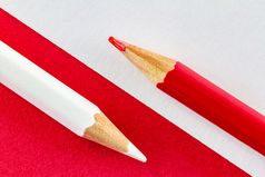 红色的和白色颜色铅笔红色的和白色背景颜色论文安排对角极简主义作文