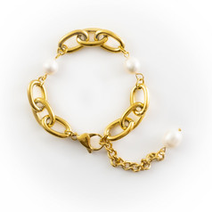 新鲜的水珍珠手镯白色背景
